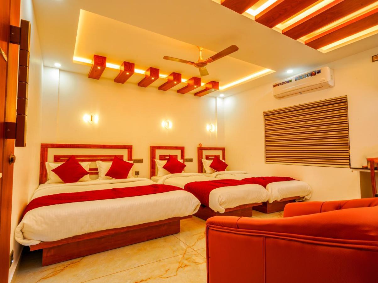 Marina Suites Airport Hotel Kochi Buitenkant foto