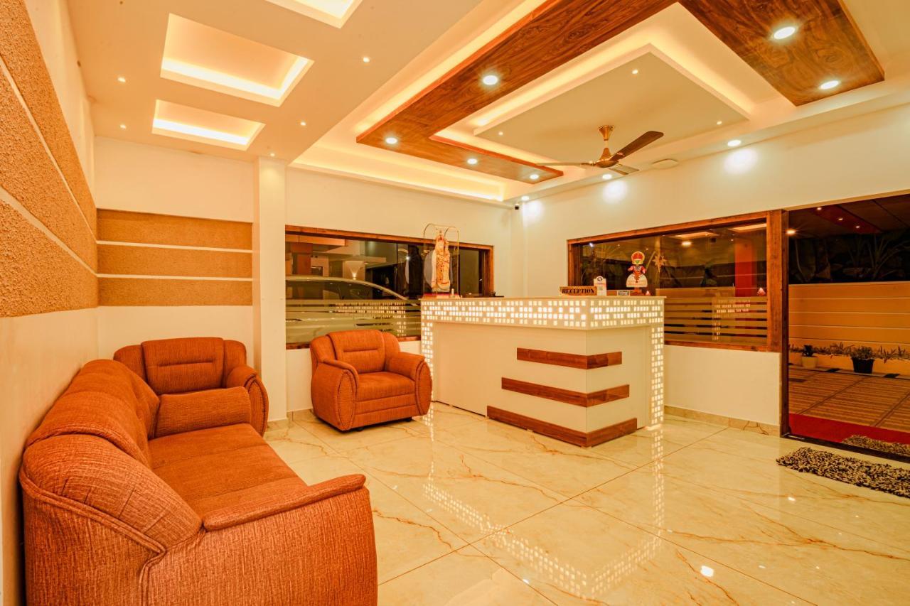 Marina Suites Airport Hotel Kochi Buitenkant foto