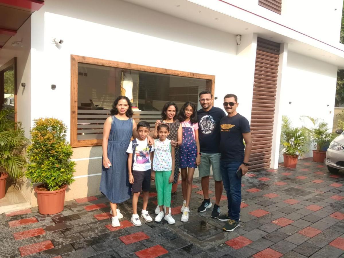 Marina Suites Airport Hotel Kochi Buitenkant foto