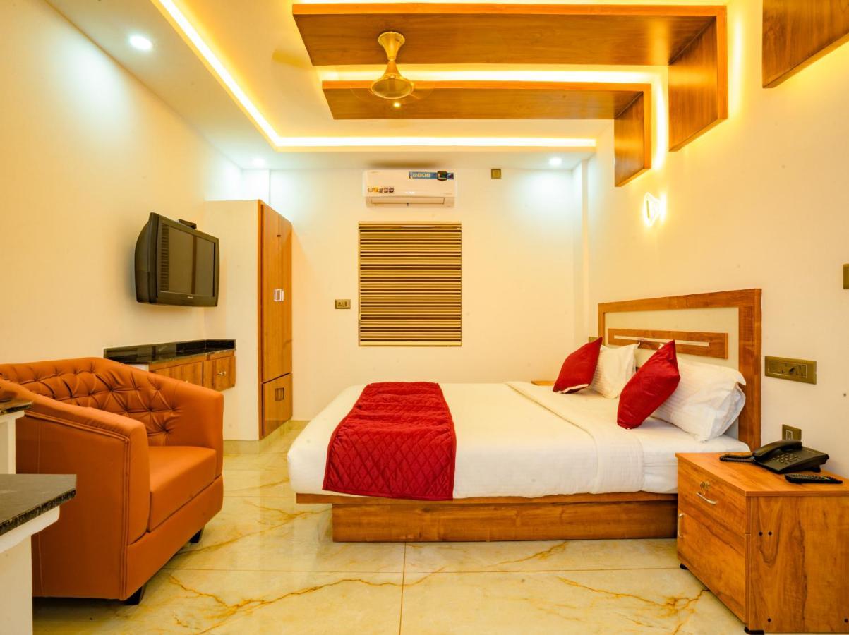 Marina Suites Airport Hotel Kochi Buitenkant foto