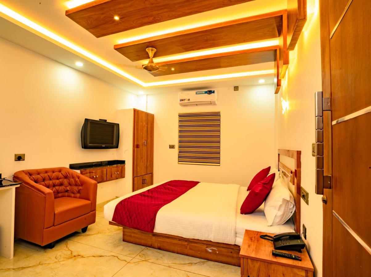 Marina Suites Airport Hotel Kochi Buitenkant foto
