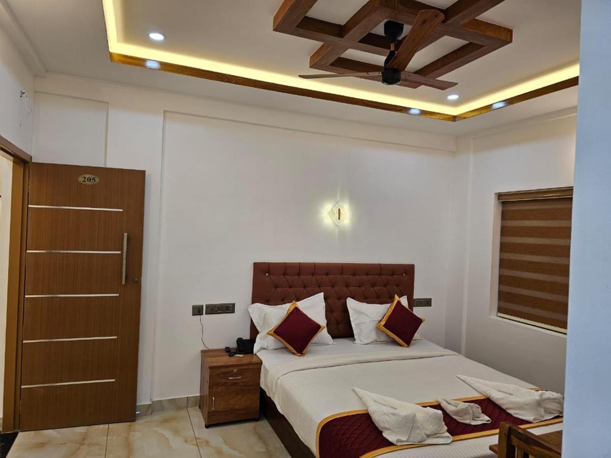 Marina Suites Airport Hotel Kochi Buitenkant foto