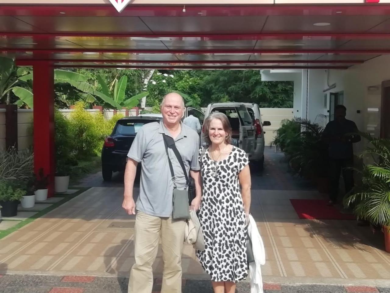 Marina Suites Airport Hotel Kochi Buitenkant foto