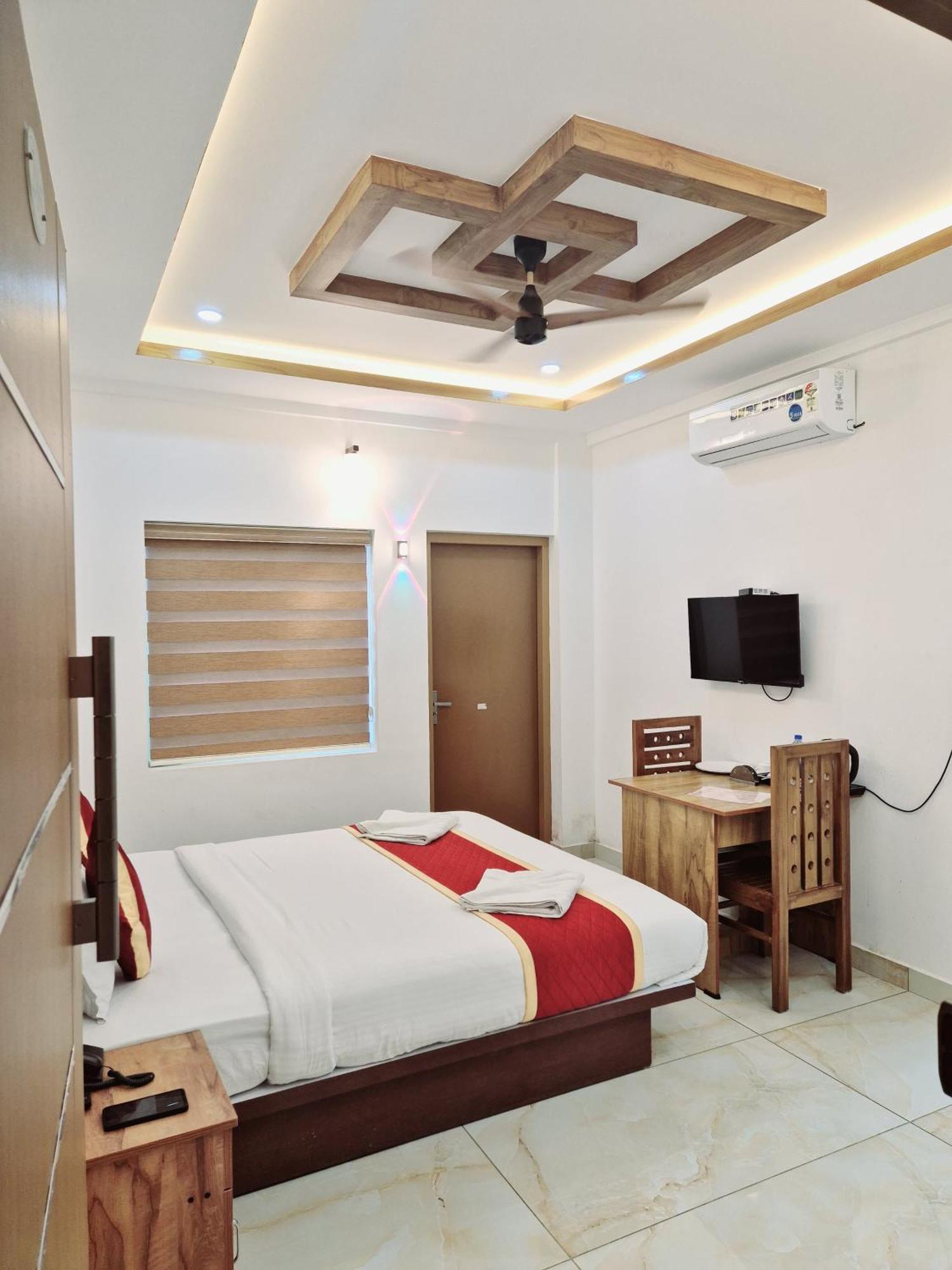 Marina Suites Airport Hotel Kochi Buitenkant foto