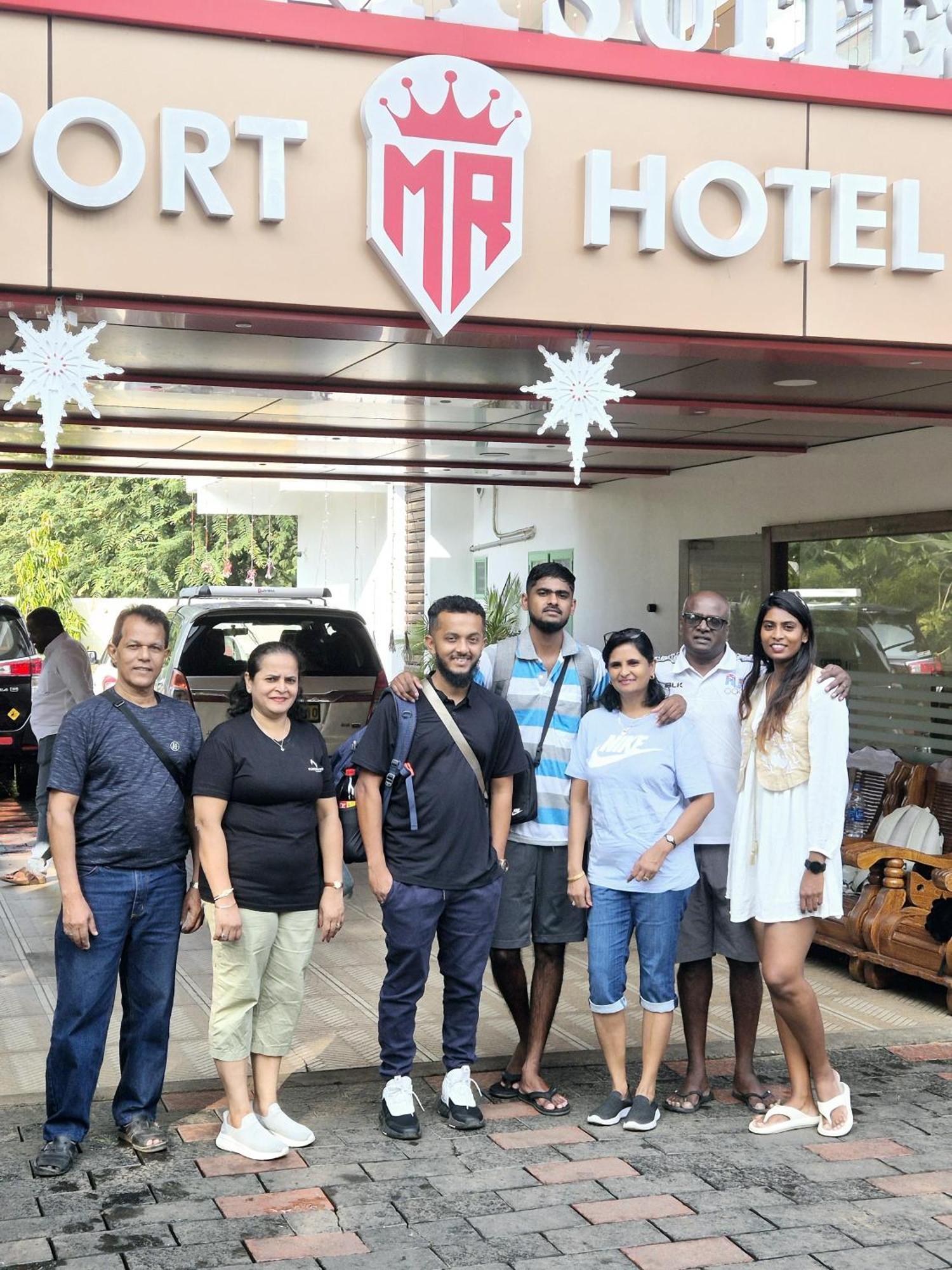 Marina Suites Airport Hotel Kochi Buitenkant foto